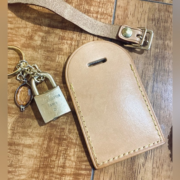 Louis Vuitton Tag and LOCK (201) “ Singing in the Rain” - Picture 12 of 15